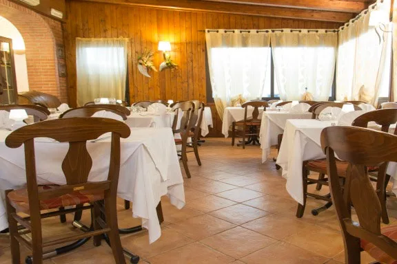 Sala del ristorante allestita per il servizio